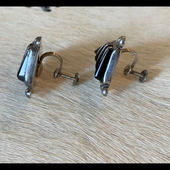 Vintage Art Deco Artisan Silver and Onyx Screw Back Earrings - Picture 5 of 10